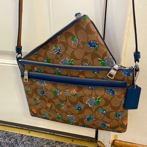 Coach East/West Crossbody w/pop-out pouch and wristlet